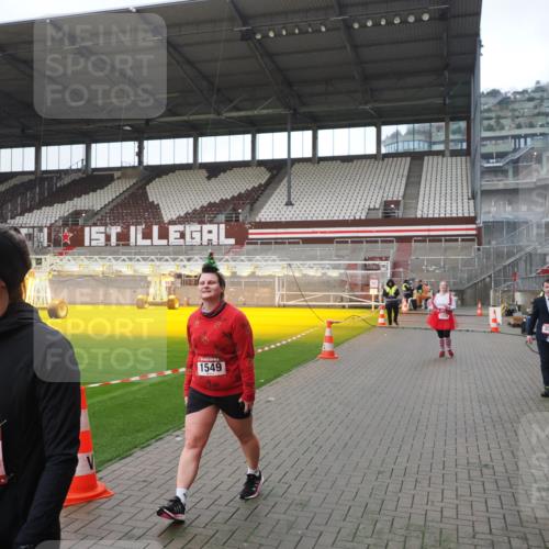 07.12.2025 - St. Pauli X-Mass-Run No. 15 Fabian Wolf http://msf.ph/oto/9417894 07.12.2025 11:21:39 Ziel 98, 105, 111, 232, 241, 1549, 1902, 1907, 1939, 2033, 2197, 2473, 2474, 3073 meine-sportfotos.de