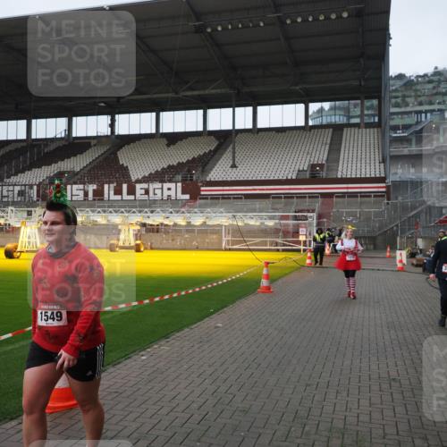 07.12.2025 - St. Pauli X-Mass-Run No. 15 Fabian Wolf http://msf.ph/oto/9417898 07.12.2025 11:21:40 Ziel 98, 105, 111, 232, 241, 1549, 1902, 1907, 1939, 2033, 2197, 2473, 2474, 3073 meine-sportfotos.de
