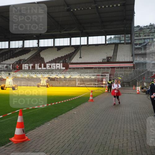 07.12.2025 - St. Pauli X-Mass-Run No. 15 Fabian Wolf http://msf.ph/oto/9417899 07.12.2025 11:21:41 Ziel 98, 105, 111, 241, 1549, 1902, 1907, 1939, 2033, 2197, 2473, 2474 meine-sportfotos.de