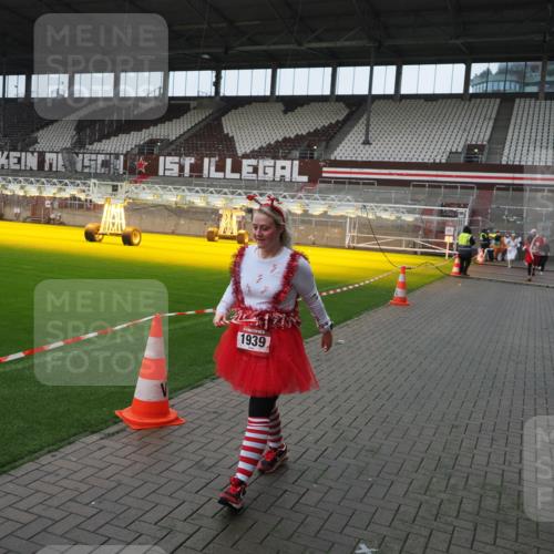 07.12.2025 - St. Pauli X-Mass-Run No. 15 Fabian Wolf http://msf.ph/oto/9417915 07.12.2025 11:21:48 Ziel 1284, 1297, 1939, 2033, 2197 meine-sportfotos.de