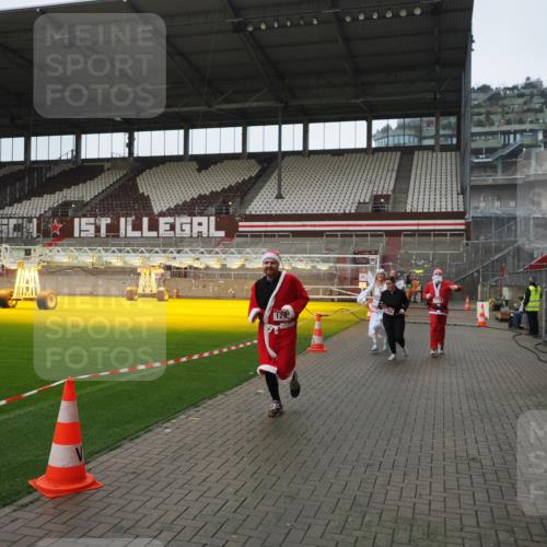 07.12.2025 - St. Pauli X-Mass-Run No. 15 Fabian Wolf http://msf.ph/oto/9417916 07.12.2025 11:21:54 Ziel 1284, 1297, 1775, 1779, 1904, 1939 meine-sportfotos.de