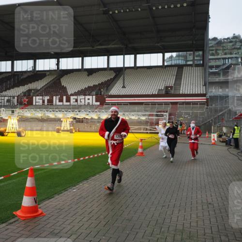 07.12.2025 - St. Pauli X-Mass-Run No. 15 Fabian Wolf http://msf.ph/oto/9417917 07.12.2025 11:21:54 Ziel 1284, 1297, 1775, 1779, 1904, 1939 meine-sportfotos.de