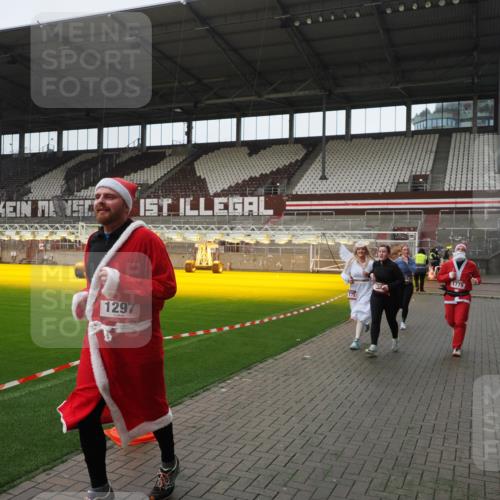 07.12.2025 - St. Pauli X-Mass-Run No. 15 Fabian Wolf http://msf.ph/oto/9417922 07.12.2025 11:21:55 Ziel 1284, 1297, 1775, 1779, 1904, 1939 meine-sportfotos.de