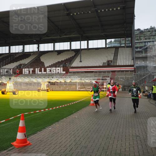07.12.2025 - St. Pauli X-Mass-Run No. 15 Fabian Wolf http://msf.ph/oto/9417933 07.12.2025 11:22:05 Ziel 1284, 1297, 1775, 1779, 1904, 3474, 3475, 3820, 3821 meine-sportfotos.de