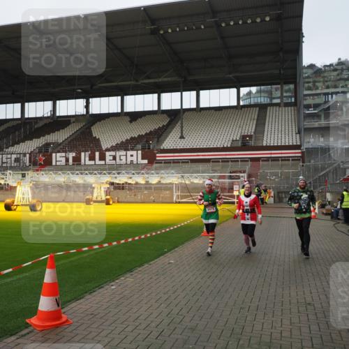 07.12.2025 - St. Pauli X-Mass-Run No. 15 Fabian Wolf http://msf.ph/oto/9417934 07.12.2025 11:22:05 Ziel 1284, 1297, 1775, 1779, 1904, 3474, 3475, 3820, 3821 meine-sportfotos.de