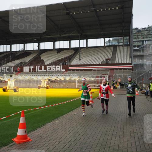 07.12.2025 - St. Pauli X-Mass-Run No. 15 Fabian Wolf http://msf.ph/oto/9417936 07.12.2025 11:22:05 Ziel 1284, 1297, 1775, 1779, 1904, 3474, 3475, 3820, 3821 meine-sportfotos.de