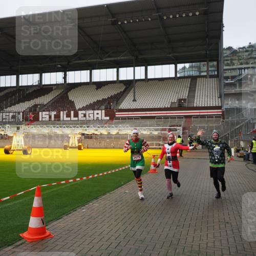 07.12.2025 - St. Pauli X-Mass-Run No. 15 Fabian Wolf http://msf.ph/oto/9417937 07.12.2025 11:22:05 Ziel 1284, 1297, 1775, 1779, 1904, 3474, 3475, 3820, 3821 meine-sportfotos.de