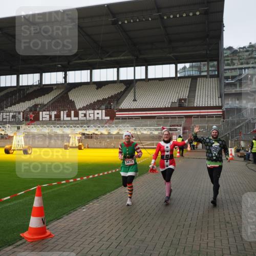 07.12.2025 - St. Pauli X-Mass-Run No. 15 Fabian Wolf http://msf.ph/oto/9417938 07.12.2025 11:22:06 Ziel 1284, 1297, 1775, 1779, 1904, 3474, 3475, 3820, 3821 meine-sportfotos.de
