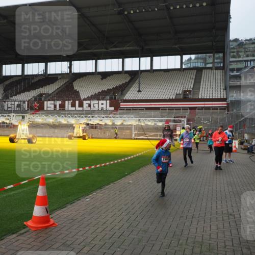 07.12.2025 - St. Pauli X-Mass-Run No. 15 Fabian Wolf http://msf.ph/oto/9417956 07.12.2025 11:22:27 Ziel 1349, 1391, 1431, 2550, 2557, 2812, 2985, 3127 meine-sportfotos.de