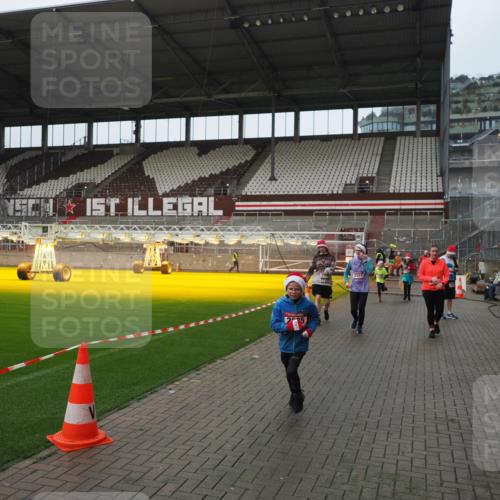 07.12.2025 - St. Pauli X-Mass-Run No. 15 Fabian Wolf http://msf.ph/oto/9417958 07.12.2025 11:22:28 Ziel 1349, 1391, 1431, 2550, 2557, 2812, 2985, 3127 meine-sportfotos.de