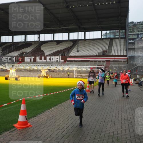 07.12.2025 - St. Pauli X-Mass-Run No. 15 Fabian Wolf http://msf.ph/oto/9417959 07.12.2025 11:22:28 Ziel 1349, 1391, 1431, 2550, 2557, 2812, 2985, 3127 meine-sportfotos.de