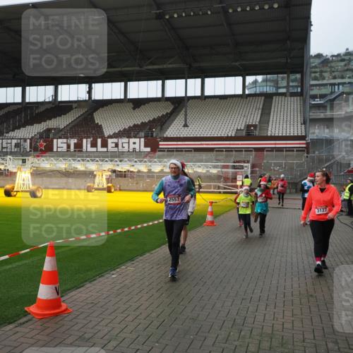 07.12.2025 - St. Pauli X-Mass-Run No. 15 Fabian Wolf http://msf.ph/oto/9417964 07.12.2025 11:22:30 Ziel 520, 1349, 1391, 1431, 2550, 2557, 2812, 2985, 3127 meine-sportfotos.de