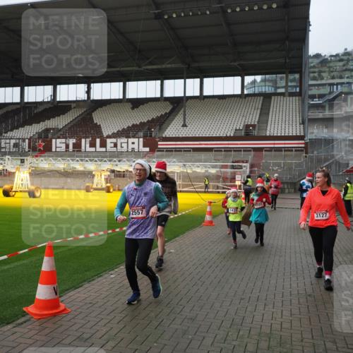 07.12.2025 - St. Pauli X-Mass-Run No. 15 Fabian Wolf http://msf.ph/oto/9417967 07.12.2025 11:22:31 Ziel 520, 1349, 1391, 1431, 2550, 2557, 2812, 2985, 3127 meine-sportfotos.de