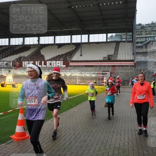 07.12.2025 - St. Pauli X-Mass-Run No. 15 Fabian Wolf http://msf.ph/oto/9417971 07.12.2025 11:22:32 Ziel 520, 1349, 1391, 1431, 2550, 2557, 2812, 2985, 3127 meine-sportfotos.de
