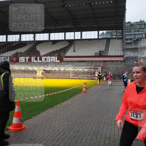 07.12.2025 - St. Pauli X-Mass-Run No. 15 Fabian Wolf http://msf.ph/oto/9417989 07.12.2025 11:22:36 Ziel 520, 1018, 1349, 1391, 1431, 2550, 2557, 2985, 3127 meine-sportfotos.de