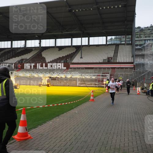 07.12.2025 - St. Pauli X-Mass-Run No. 15 Fabian Wolf http://msf.ph/oto/9418000 07.12.2025 11:23:02 Ziel 2023, 4249, 4824 meine-sportfotos.de