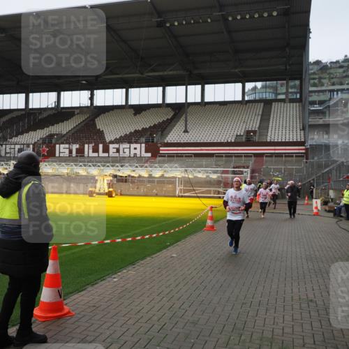 07.12.2025 - St. Pauli X-Mass-Run No. 15 Fabian Wolf http://msf.ph/oto/9418003 07.12.2025 11:23:03 Ziel 69, 2023, 2373, 4249, 4824 meine-sportfotos.de