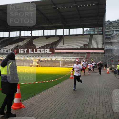 07.12.2025 - St. Pauli X-Mass-Run No. 15 Fabian Wolf http://msf.ph/oto/9418004 07.12.2025 11:23:03 Ziel 69, 2023, 2373, 4249, 4824 meine-sportfotos.de