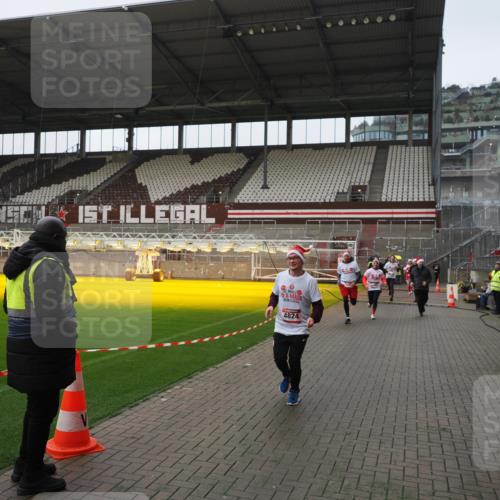 07.12.2025 - St. Pauli X-Mass-Run No. 15 Fabian Wolf http://msf.ph/oto/9418006 07.12.2025 11:23:04 Ziel 21, 69, 2023, 2373, 4249, 4824 meine-sportfotos.de