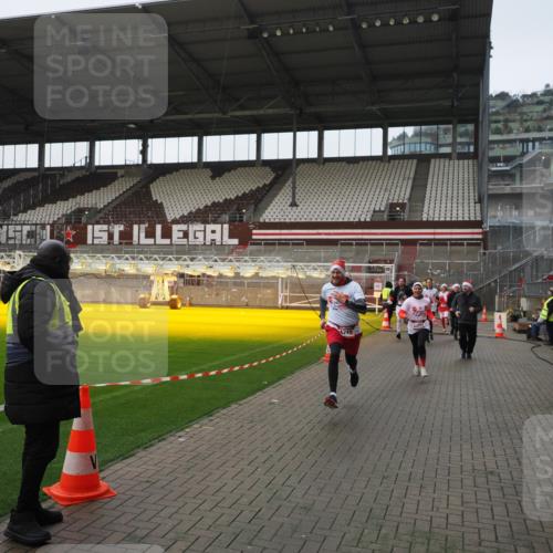 07.12.2025 - St. Pauli X-Mass-Run No. 15 Fabian Wolf http://msf.ph/oto/9418012 07.12.2025 11:23:05 Ziel 21, 69, 2023, 2373, 4249, 4824 meine-sportfotos.de