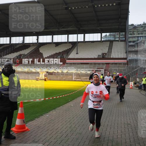 07.12.2025 - St. Pauli X-Mass-Run No. 15 Fabian Wolf http://msf.ph/oto/9418020 07.12.2025 11:23:06 Ziel 21, 69, 2023, 2373, 4249, 4824 meine-sportfotos.de