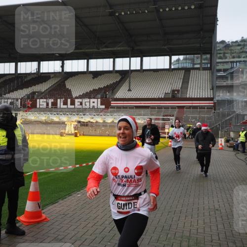 07.12.2025 - St. Pauli X-Mass-Run No. 15 Fabian Wolf http://msf.ph/oto/9418022 07.12.2025 11:23:07 Ziel 21, 69, 2023, 2373, 4249, 4824 meine-sportfotos.de