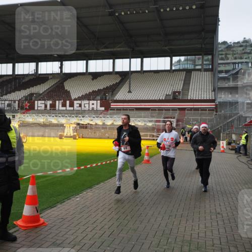 07.12.2025 - St. Pauli X-Mass-Run No. 15 Fabian Wolf http://msf.ph/oto/9418025 07.12.2025 11:23:07 Ziel 21, 69, 2023, 2373, 4249, 4824 meine-sportfotos.de