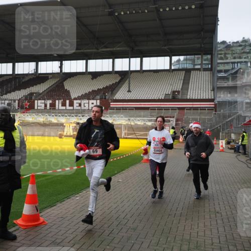 07.12.2025 - St. Pauli X-Mass-Run No. 15 Fabian Wolf http://msf.ph/oto/9418027 07.12.2025 11:23:08 Ziel 21, 69, 2023, 2373, 4249, 4824 meine-sportfotos.de