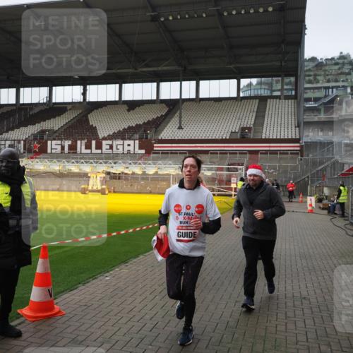 07.12.2025 - St. Pauli X-Mass-Run No. 15 Fabian Wolf http://msf.ph/oto/9418030 07.12.2025 11:23:08 Ziel 21, 69, 2023, 2373, 4249, 4824 meine-sportfotos.de