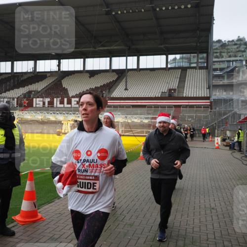 07.12.2025 - St. Pauli X-Mass-Run No. 15 Fabian Wolf http://msf.ph/oto/9418032 07.12.2025 11:23:09 Ziel 21, 69, 2023, 2373, 4249, 4824 meine-sportfotos.de