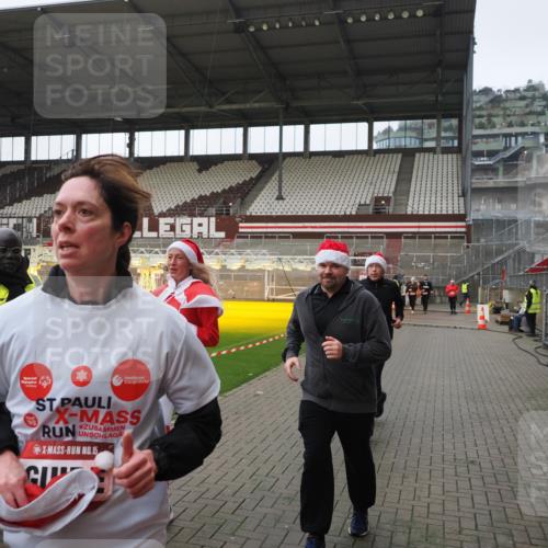 07.12.2025 - St. Pauli X-Mass-Run No. 15 Fabian Wolf http://msf.ph/oto/9418033 07.12.2025 11:23:09 Ziel 21, 69, 2023, 2373, 4249, 4824 meine-sportfotos.de