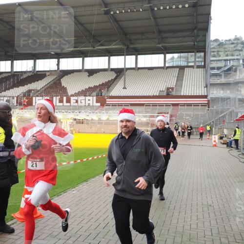 07.12.2025 - St. Pauli X-Mass-Run No. 15 Fabian Wolf http://msf.ph/oto/9418034 07.12.2025 11:23:09 Ziel 21, 69, 2023, 2373, 4249, 4824 meine-sportfotos.de