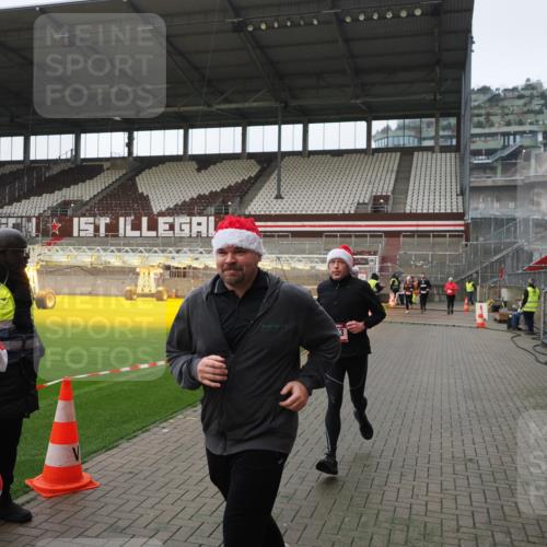 07.12.2025 - St. Pauli X-Mass-Run No. 15 Fabian Wolf http://msf.ph/oto/9418035 07.12.2025 11:23:09 Ziel 21, 69, 2023, 2373, 4249, 4824 meine-sportfotos.de