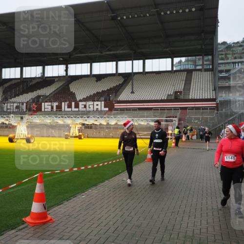 07.12.2025 - St. Pauli X-Mass-Run No. 15 Fabian Wolf http://msf.ph/oto/9418045 07.12.2025 11:23:23 Ziel 21, 69, 714, 1141, 2373, 2821, 2823, 3302 meine-sportfotos.de