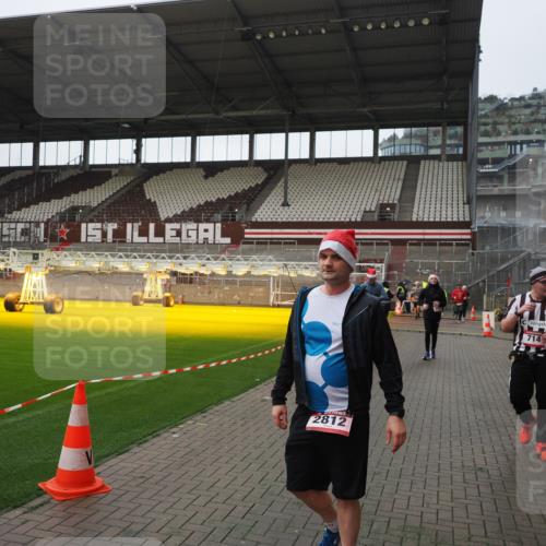07.12.2025 - St. Pauli X-Mass-Run No. 15 Fabian Wolf http://msf.ph/oto/9418056 07.12.2025 11:23:30 Ziel 714, 1141, 2037, 2821, 2823, 3302, 4648 meine-sportfotos.de