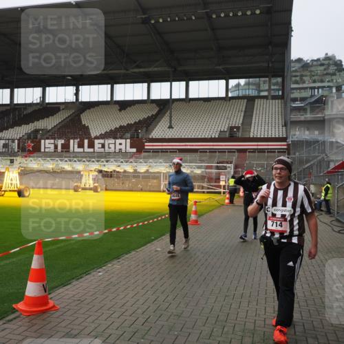 07.12.2025 - St. Pauli X-Mass-Run No. 15 Fabian Wolf http://msf.ph/oto/9418058 07.12.2025 11:23:32 Ziel 714, 2037, 2387, 2389, 2409, 3302, 4648 meine-sportfotos.de