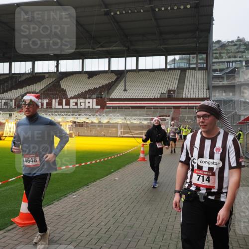 07.12.2025 - St. Pauli X-Mass-Run No. 15 Fabian Wolf http://msf.ph/oto/9418063 07.12.2025 11:23:34 Ziel 714, 2037, 2387, 2389, 2409, 3190, 3191, 3302, 4648 meine-sportfotos.de