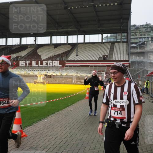 07.12.2025 - St. Pauli X-Mass-Run No. 15 Fabian Wolf http://msf.ph/oto/9418064 07.12.2025 11:23:34 Ziel 714, 2037, 2387, 2389, 2409, 3190, 3191, 3302, 4648 meine-sportfotos.de
