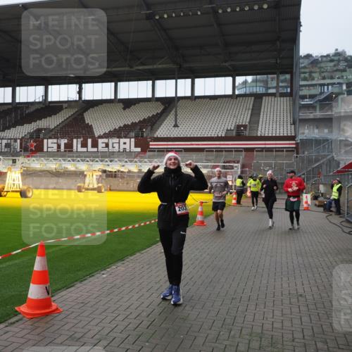 07.12.2025 - St. Pauli X-Mass-Run No. 15 Fabian Wolf http://msf.ph/oto/9418069 07.12.2025 11:23:36 Ziel 714, 2037, 2387, 2389, 2409, 3190, 3191, 3302, 4648 meine-sportfotos.de