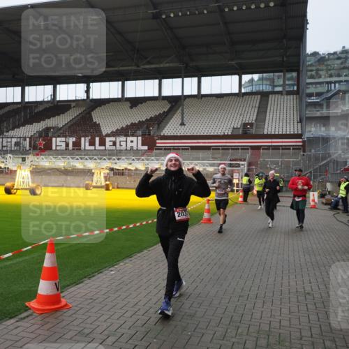 07.12.2025 - St. Pauli X-Mass-Run No. 15 Fabian Wolf http://msf.ph/oto/9418070 07.12.2025 11:23:36 Ziel 714, 2037, 2387, 2389, 2409, 3190, 3191, 3302, 4648 meine-sportfotos.de