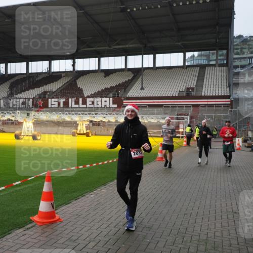 07.12.2025 - St. Pauli X-Mass-Run No. 15 Fabian Wolf http://msf.ph/oto/9418071 07.12.2025 11:23:36 Ziel 714, 2037, 2387, 2389, 2409, 3190, 3191, 3302, 4648 meine-sportfotos.de