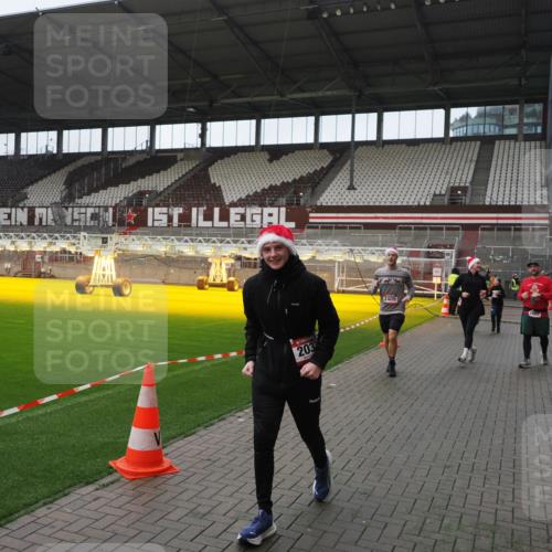 07.12.2025 - St. Pauli X-Mass-Run No. 15 Fabian Wolf http://msf.ph/oto/9418073 07.12.2025 11:23:36 Ziel 714, 2037, 2387, 2389, 2409, 3190, 3191, 3302, 4648 meine-sportfotos.de
