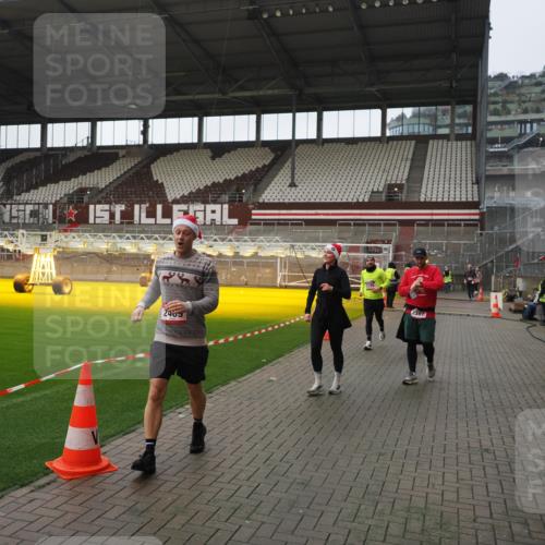 07.12.2025 - St. Pauli X-Mass-Run No. 15 Fabian Wolf http://msf.ph/oto/9418081 07.12.2025 11:23:38 Ziel 2037, 2387, 2389, 2409, 3190, 3191, 3302, 4648 meine-sportfotos.de