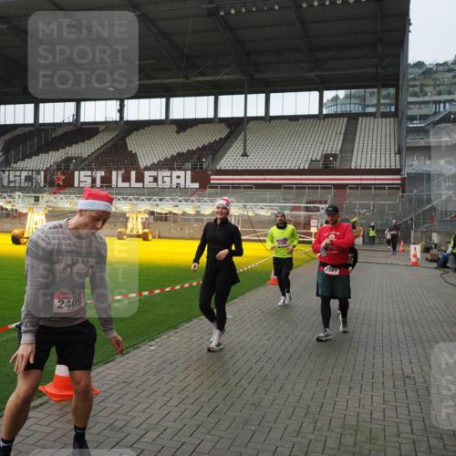 07.12.2025 - St. Pauli X-Mass-Run No. 15 Fabian Wolf http://msf.ph/oto/9418084 07.12.2025 11:23:39 Ziel 2037, 2387, 2389, 2409, 3190, 3191, 3302, 4648 meine-sportfotos.de