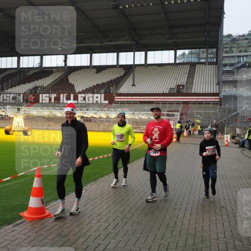 07.12.2025 - St. Pauli X-Mass-Run No. 15 Fabian Wolf http://msf.ph/oto/9418087 07.12.2025 11:23:40 Ziel 2037, 2387, 2389, 2409, 3071, 3190, 3191, 3302, 4648 meine-sportfotos.de