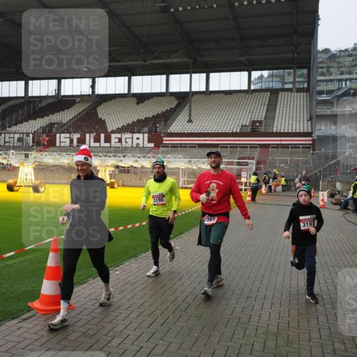 07.12.2025 - St. Pauli X-Mass-Run No. 15 Fabian Wolf http://msf.ph/oto/9418088 07.12.2025 11:23:41 Ziel 2037, 2387, 2389, 2409, 3071, 3190, 3191, 3302, 4648 meine-sportfotos.de