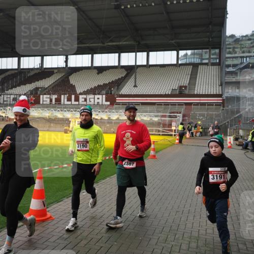 07.12.2025 - St. Pauli X-Mass-Run No. 15 Fabian Wolf http://msf.ph/oto/9418091 07.12.2025 11:23:41 Ziel 2037, 2387, 2389, 2409, 3071, 3190, 3191, 3302, 4648 meine-sportfotos.de