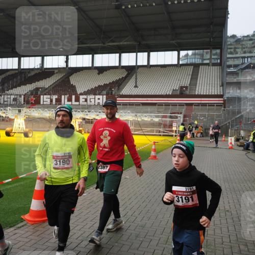 07.12.2025 - St. Pauli X-Mass-Run No. 15 Fabian Wolf http://msf.ph/oto/9418093 07.12.2025 11:23:42 Ziel 593, 2037, 2387, 2389, 2409, 3071, 3190, 3191, 3302, 4648 meine-sportfotos.de