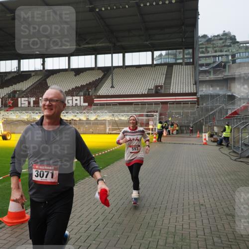 07.12.2025 - St. Pauli X-Mass-Run No. 15 Fabian Wolf http://msf.ph/oto/9418105 07.12.2025 11:23:49 Ziel 593, 2387, 2389, 2409, 3071, 3190, 3191 meine-sportfotos.de