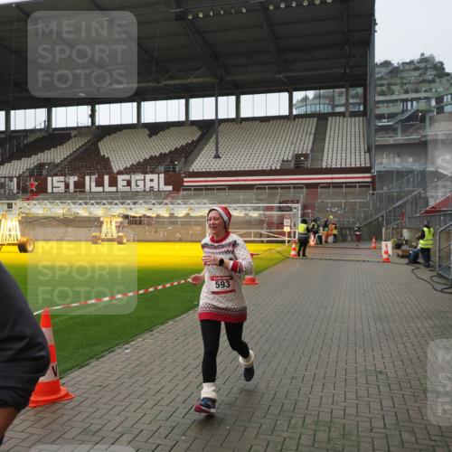 07.12.2025 - St. Pauli X-Mass-Run No. 15 Fabian Wolf http://msf.ph/oto/9418107 07.12.2025 11:23:49 Ziel 593, 2387, 2389, 2409, 3071, 3190, 3191 meine-sportfotos.de